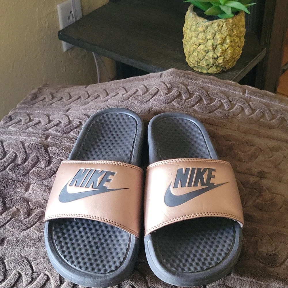 Nike slides size 6 gold - Picture 2 of 4